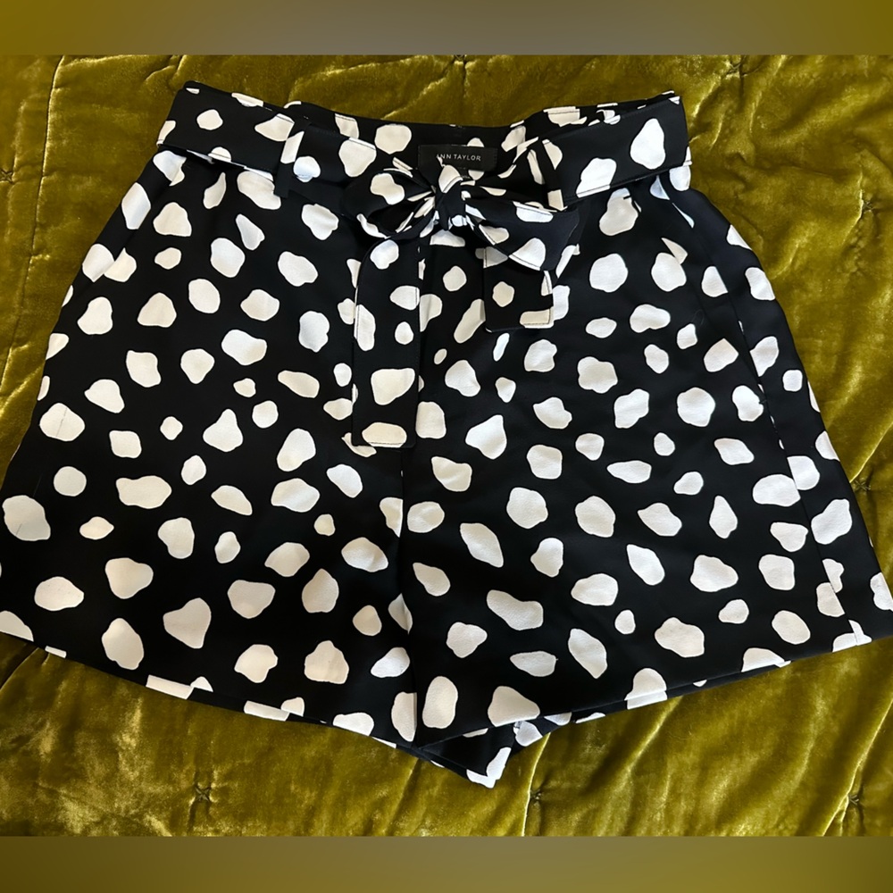 Women’s Ann Taylor Bkack & White Shorts. Size 10